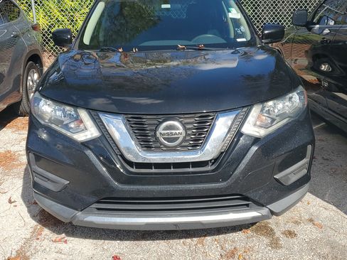 Used 2018 Nissan Rogue S image 2
