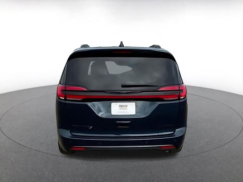 Used 2025 Chrysler Pacifica Limited image 12