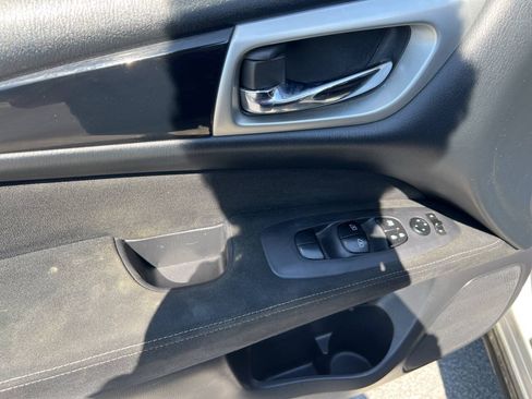 Used 2015 Nissan Pathfinder SV FWD image 11