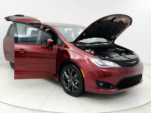 Used 2018 Chrysler Pacifica Touring Plus w/ S Appearance Package FWD image 12