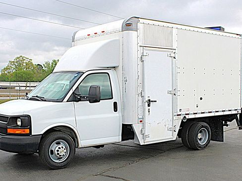 Used 2017 Chevrolet Express 3500 RWD image 3