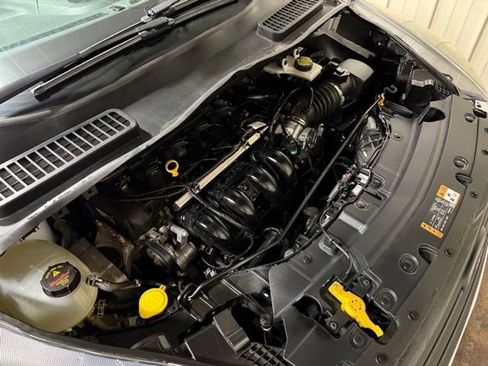 Used 2019 Ford Escape S image 40