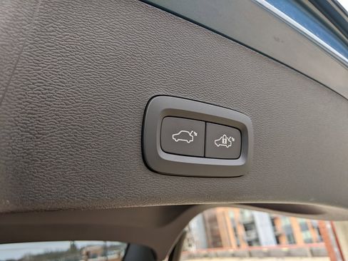 Certified 2025 Volvo XC40 B5 Ultra w/ Climate Package image 29