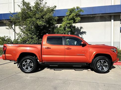 Used 2018 Toyota Tacoma TRD Sport w/ Technology Package RWD image 3