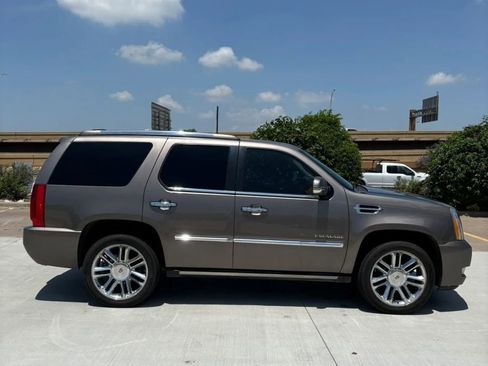 Used 2014 Cadillac Escalade Platinum RWD image 2