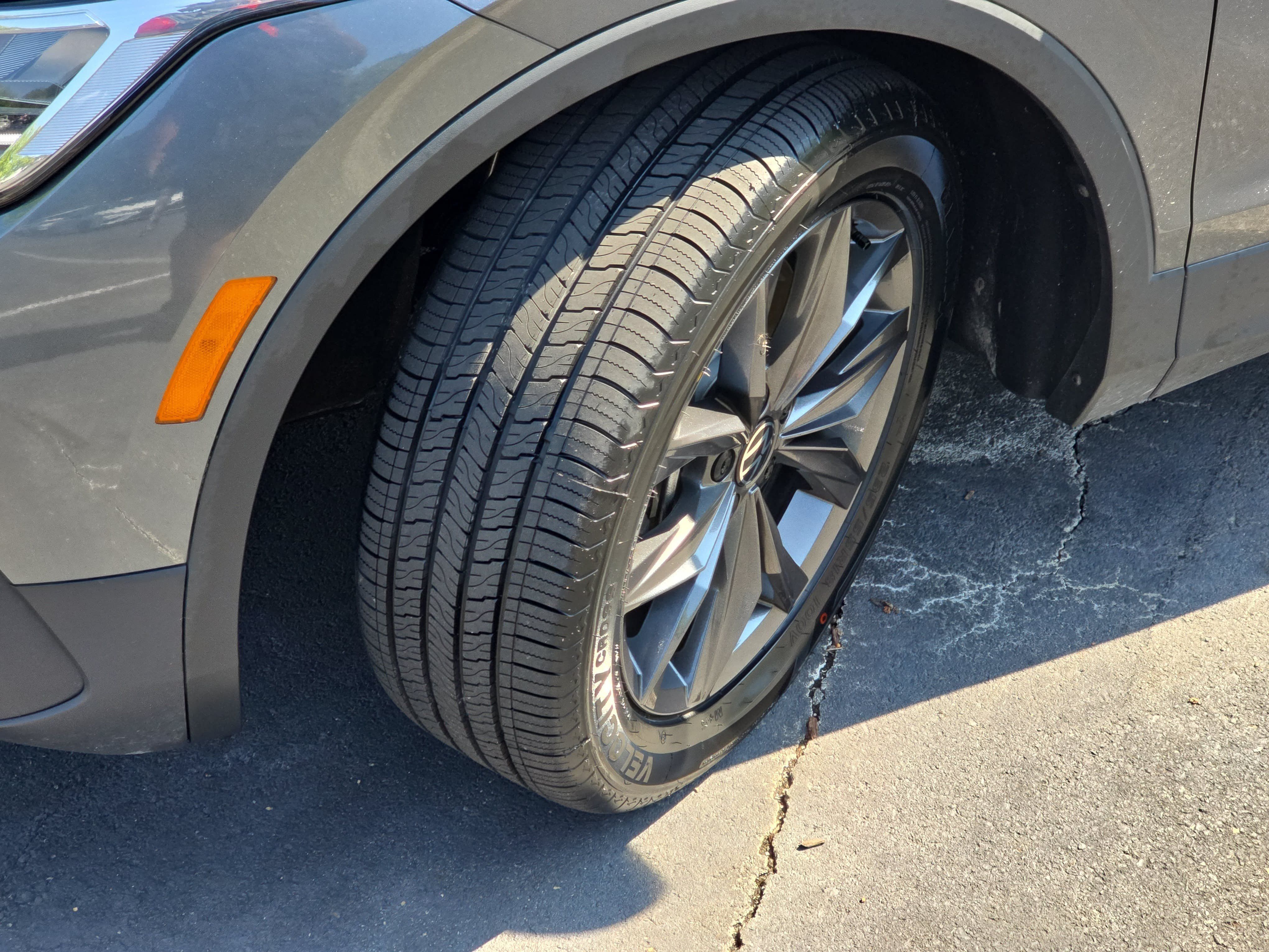 Certified 2024 Volkswagen Tiguan SE FWD image 34
