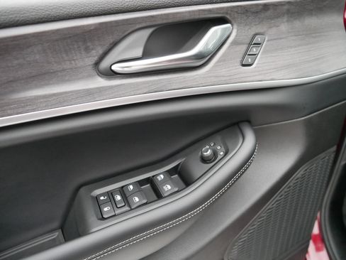 Used 2025 Jeep Grand Cherokee L Limited w/ Luxury Tech Group II image 19