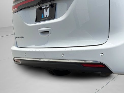 Used 2024 Chrysler Pacifica Touring-L FWD image 8
