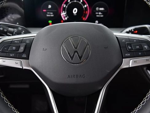 Certified 2025 Volkswagen Tiguan SE FWD image 18