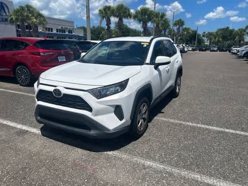 Used 2019 Toyota RAV4 LE FWD image 3