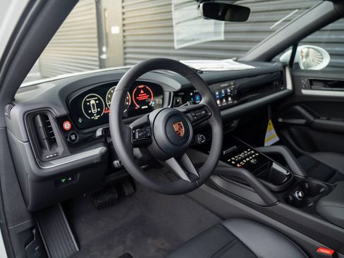 New 2026 Porsche Cayenne Base image 4