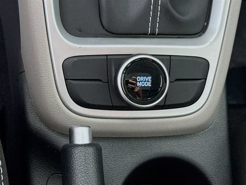 Used 2024 Hyundai Venue SEL FWD image 11