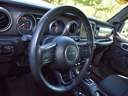 Used 2022 Jeep Gladiator Overland AWD/4WD image 12