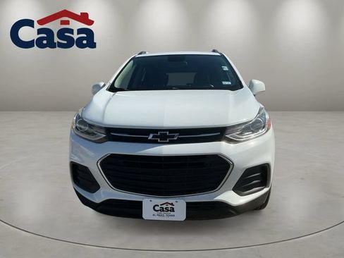 Used 2022 Chevrolet Trax LT w/ Premium Seat Package AWD/4WD image 2