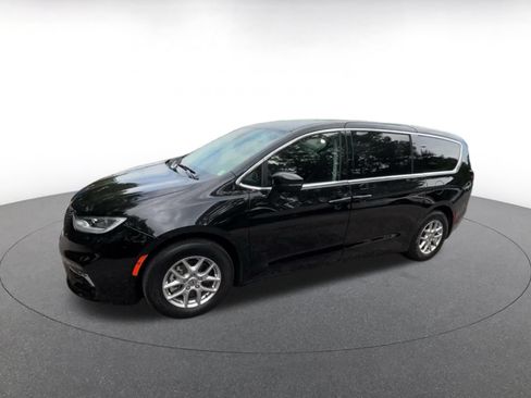 Used 2024 Chrysler Pacifica Touring-L FWD image 6