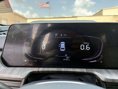 Used 2023 Kia Telluride EX w/ EX Captain's Chair Package AWD/4WD image 18