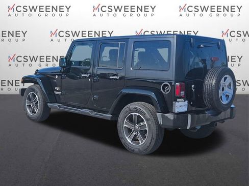 Used 2017 Jeep Wrangler Unlimited Sahara w/ Connectivity Group AWD/4WD image 3