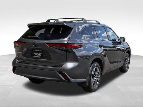 Used 2022 Toyota Highlander XLE AWD/4WD image 6