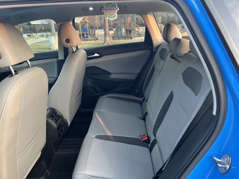 Certified 2022 Volkswagen Taos SE image 30