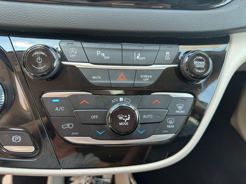 Used 2024 Chrysler Pacifica Touring-L FWD image 23