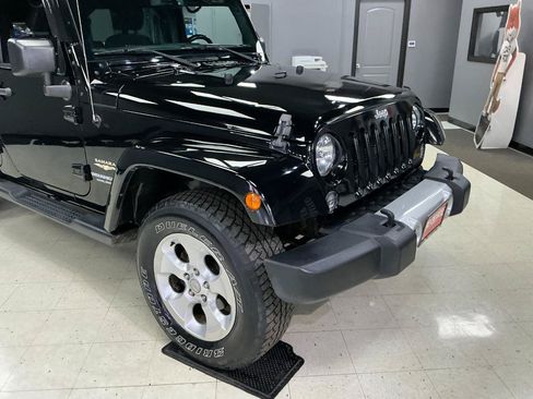 Used 2015 Jeep Wrangler Unlimited Sahara w/ Connectivity Group AWD/4WD image 26