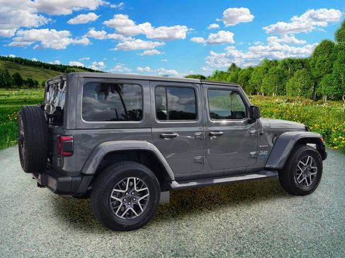 Used 2021 Jeep Wrangler Unlimited Sahara w/ Cold Weather Group AWD/4WD image 6