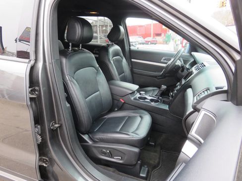 Used 2016 Ford Explorer XLT w/ Equipment Group 202A image 11
