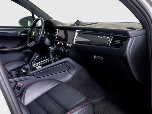 Certified 2025 Porsche Macan GTS image 7