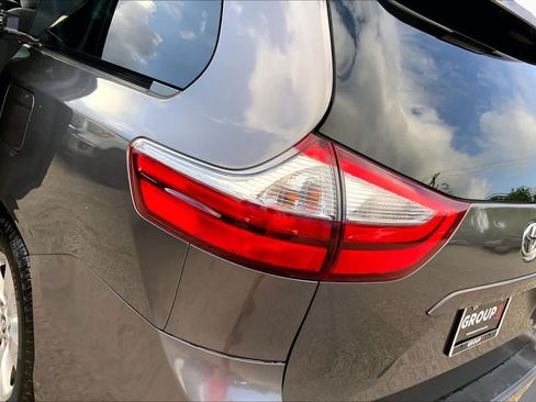 Used 2018 Toyota Sienna LE FWD image 28