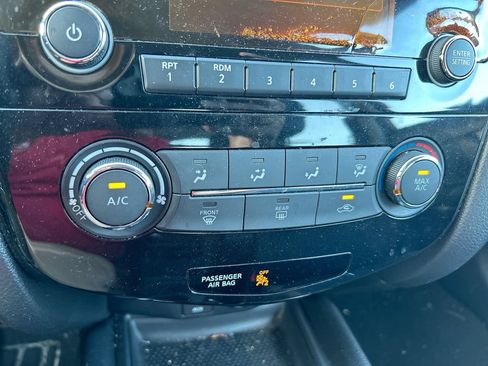 Used 2015 Nissan Rogue S FWD image 23