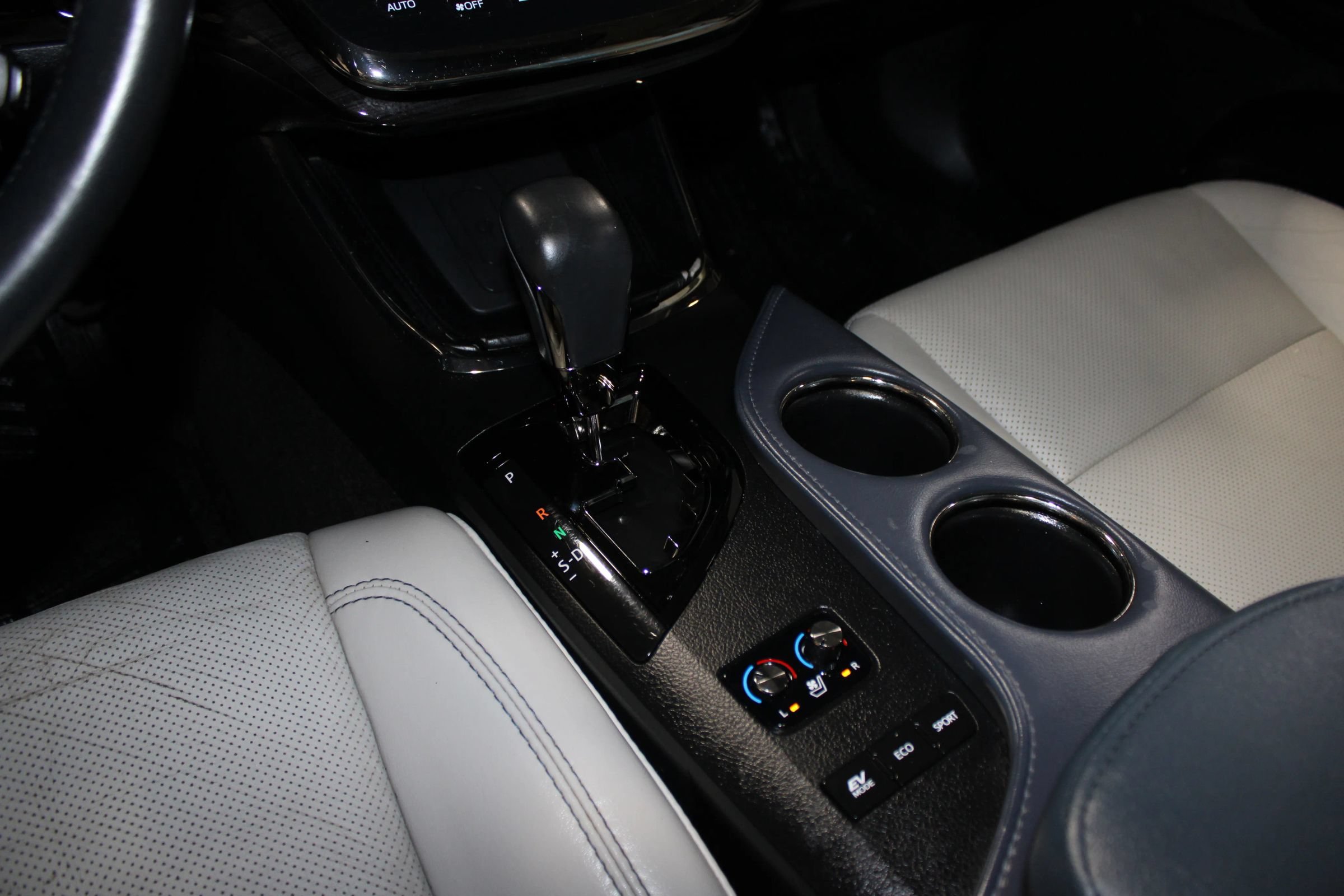 Used 2015 Toyota Avalon Limited w/ Technology Package FWD image 18