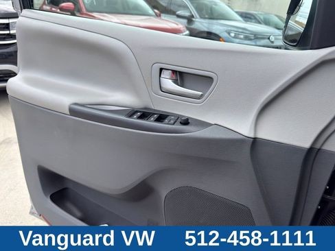 Used 2018 Toyota Sienna LE FWD image 20
