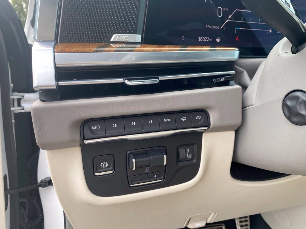 Used 2025 Cadillac Escalade Sport Platinum w/ LPO, ONYX Package AWD/4WD image 18
