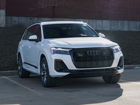 Certified 2025 Audi Q7 2.0T Premium w/ Convenience Plus Package image 2