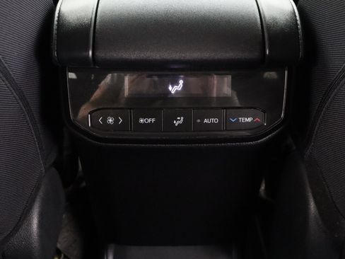 Used 2025 Toyota Highlander LE FWD image 29