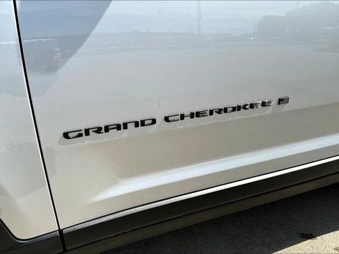 Used 2025 Jeep Grand Cherokee Altitude AWD/4WD image 24