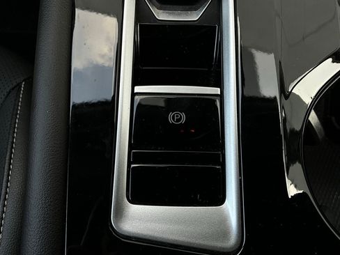 Used 2025 Volkswagen Atlas SE image 24