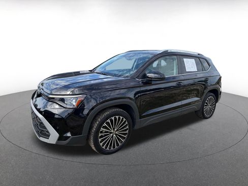 Used 2025 Volkswagen Taos SE FWD image 4