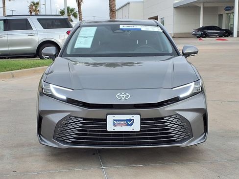 Used 2025 Toyota Camry XLE FWD image 2