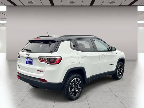 Used 2025 Jeep Compass Trailhawk AWD/4WD image 3