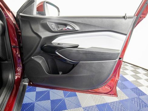 Used 2025 Chevrolet Trax LT w/ LT Convenience Package image 15