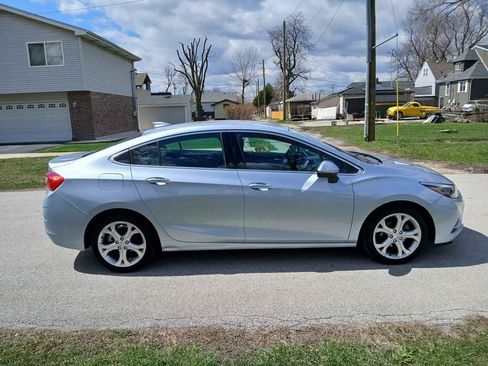 Used 2017 Chevrolet Cruze Premier FWD image 5