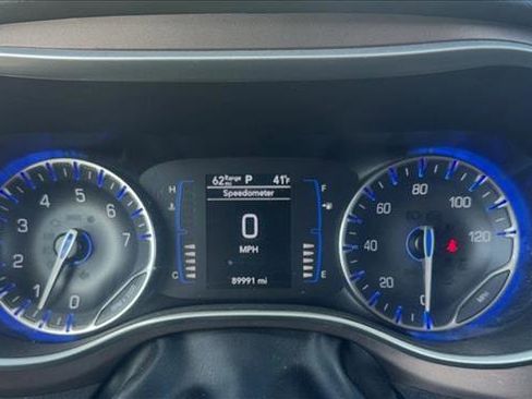 Used 2022 Chrysler Voyager LX image 11