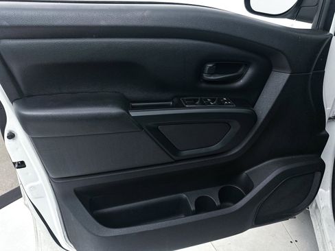Used 2019 Nissan Titan S image 16