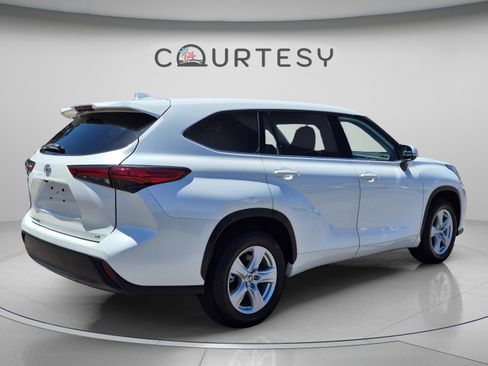 Used 2021 Toyota Highlander LE FWD image 5