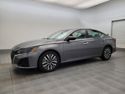 Used 2024 Nissan Altima 2.5 SV image 2