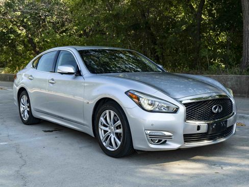 Used 2018 INFINITI Q70 Luxe RWD image 2