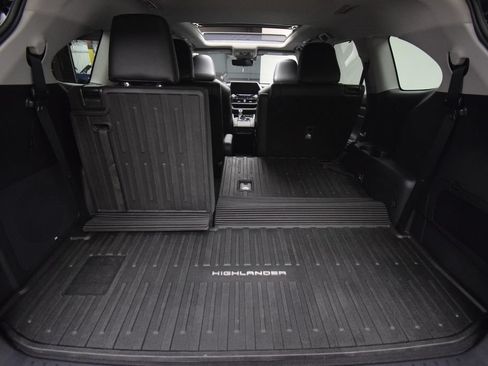 Used 2020 Toyota Highlander Platinum AWD/4WD image 32