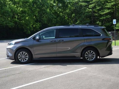Used 2024 Toyota Sienna LE AWD/4WD image 23