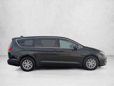 Used 2023 Chrysler Pacifica Touring-L image 5